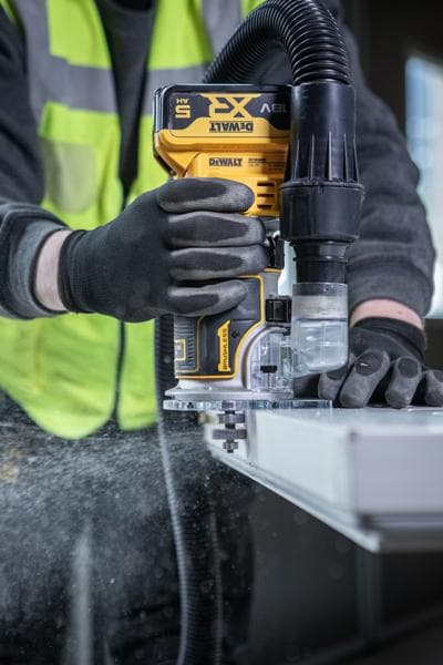 DEWALT DCW604NT-XJ, DCW604NT tupia em uso com extração de pó. Categoria fotografia.