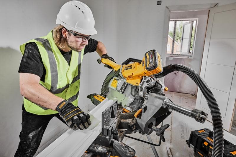 Serra DEWALT DCS781X2-QW, DCS781X2 usada por trabalhador com equipamento de segurança.