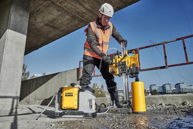 DEWALT DCE6820N, DCE6820N-XJ ferramenta de perfuração em uso em obra. Categoria fotografia.