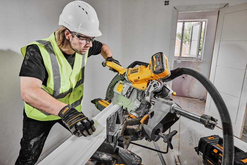 Serra DEWALT DCS781X2-QW, DCS781X2 usada por trabalhador com equipamento de segurança.