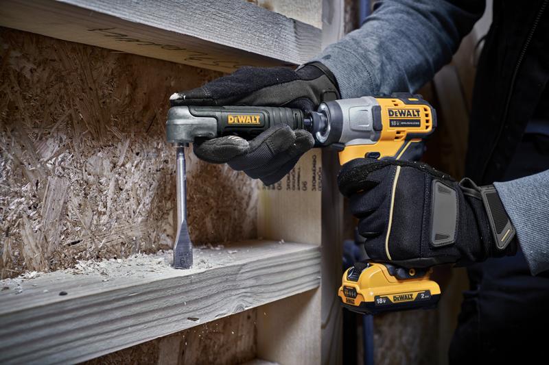 Pessoa perfura madeira com acessório DEWALT DT20500 e parafusadeira sem fio.