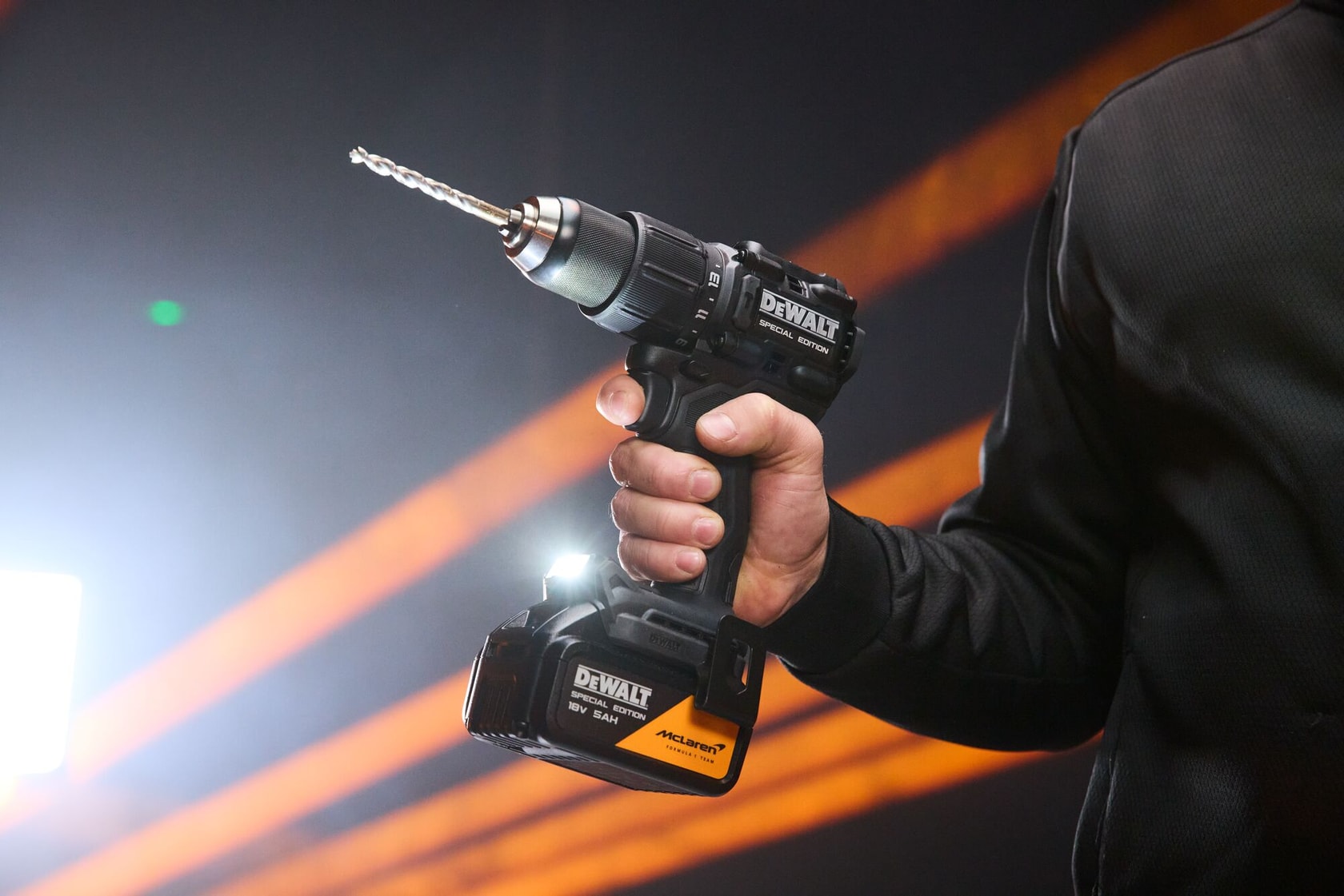 Furadeira DEWALT DCD86MP2T-QW e DCD86MP2T na mão, categoria: Fotografia.